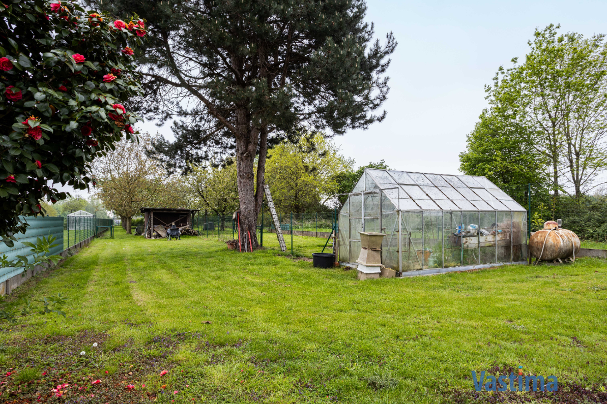 Immo Vastima - Huis Te koop Nieuwerkerken - Ruime halfopen bungalow met grote kelder, 3 slaapkamers en zonnige tuin